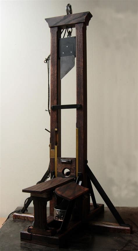 Guillotine .